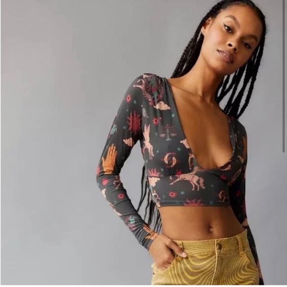 NWT UO Urban Outfitters Iris Plunge Top - Black Motif - Picture 2 of 6